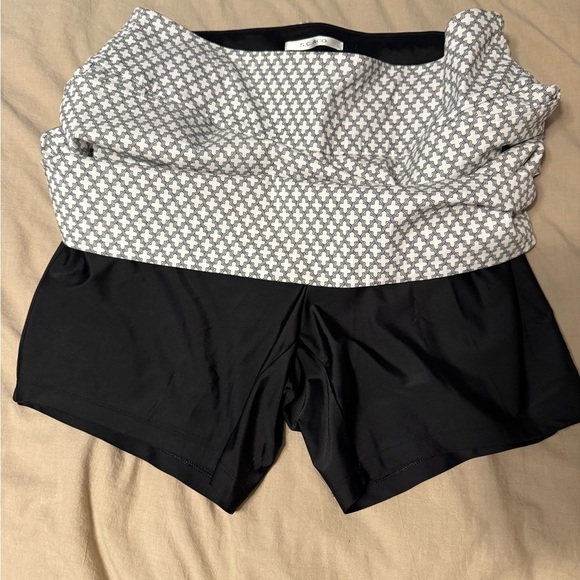Chic Black and White Geometric Mini Skirt - Picture 5 of 7